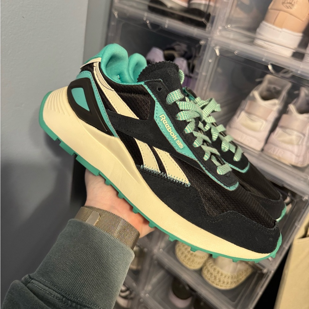 Reebok women’s size 8 sneaker - worn twice and box kept